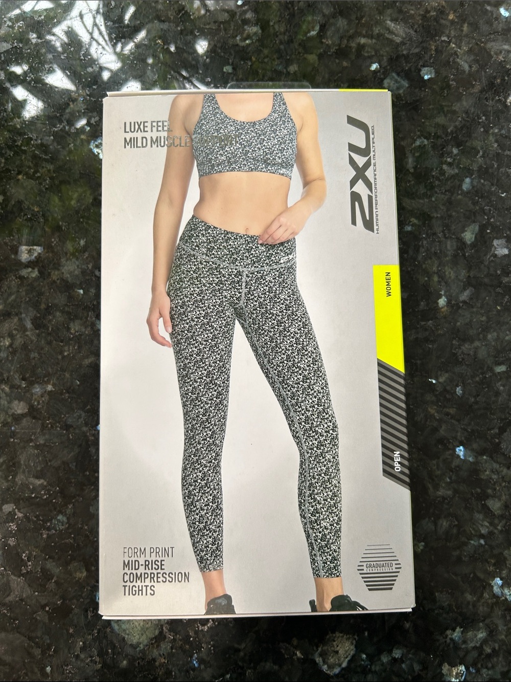 2XU Black & White Form Print Mid-Rise Compression Leggings